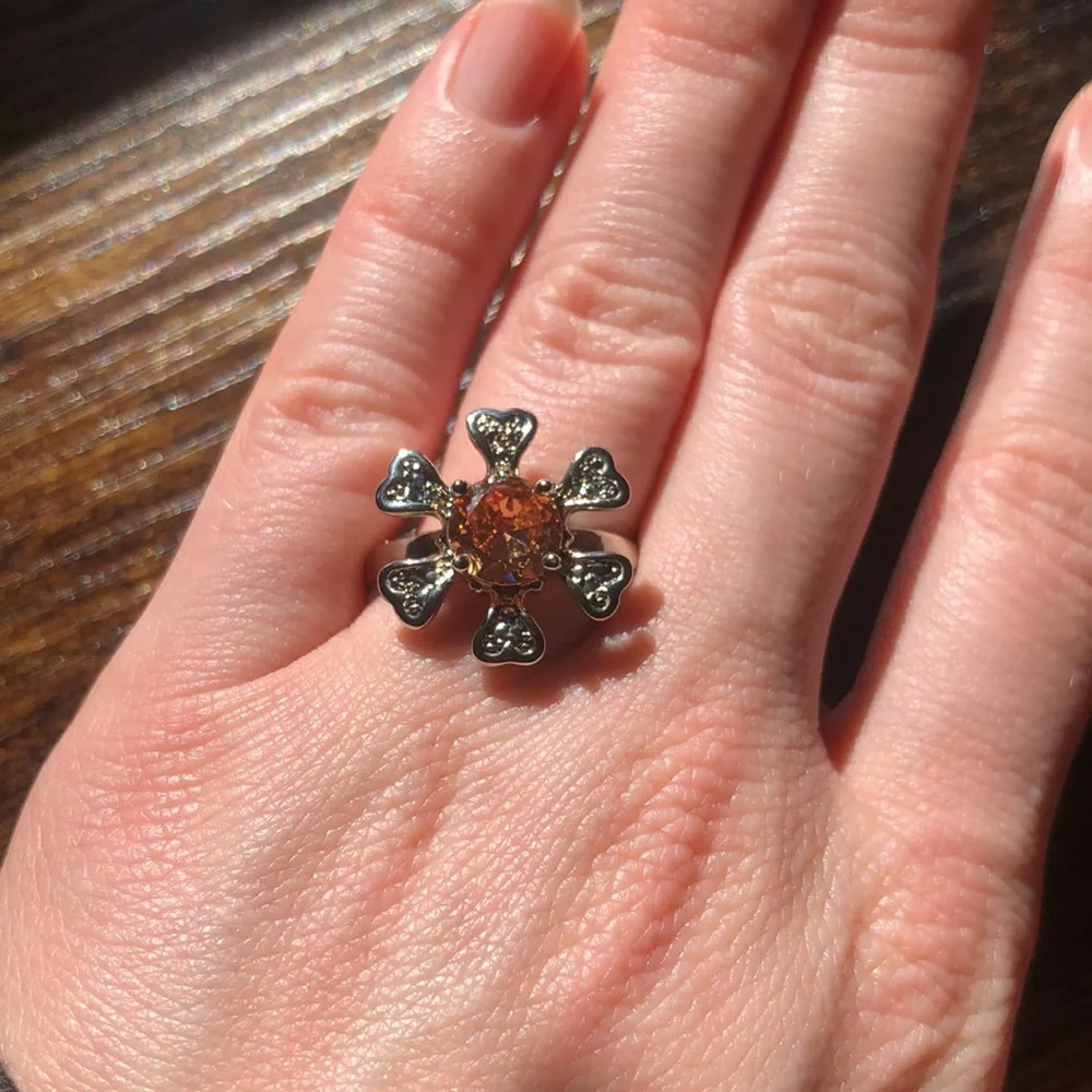 BOGO NWOT Daisy costume jewelry ring, size 8 - Picture 3 of 4